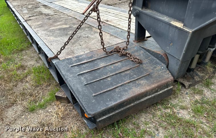 image for item EB2863 2001 Witzco Challenger RG-40 lowboy equipment trailer