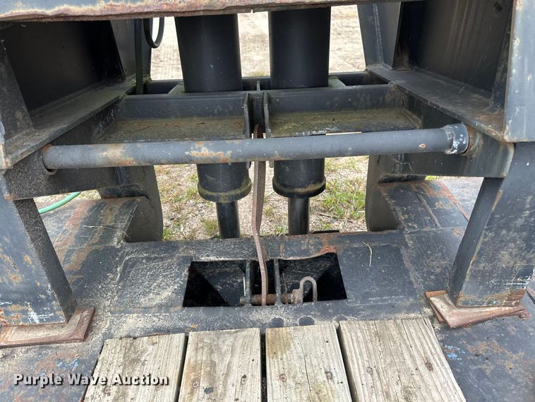 image for item EB2863 2001 Witzco Challenger RG-40 lowboy equipment trailer