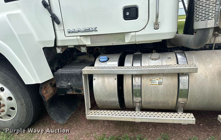 image for item EB2973 2012 Mack CHU613 semi truck