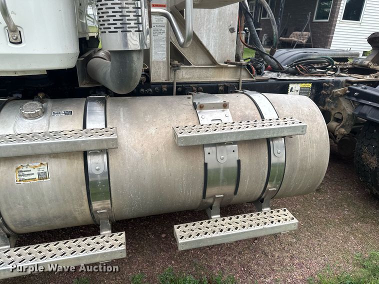 image for item EB2973 2012 Mack CHU613 semi truck