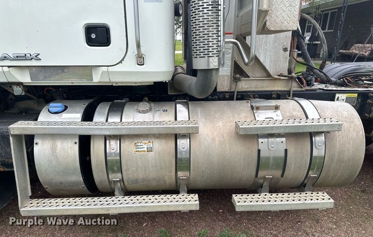 image for item EB2973 2012 Mack CHU613 semi truck