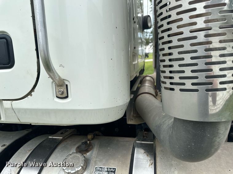 image for item EB2973 2012 Mack CHU613 semi truck