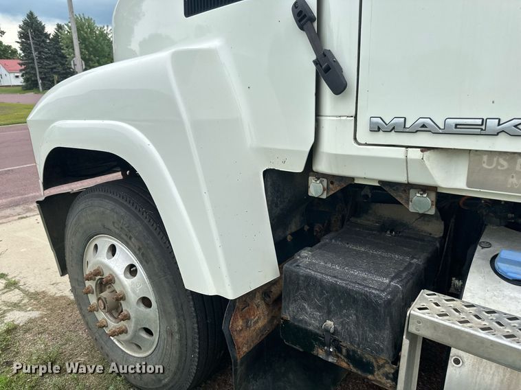 image for item EB2973 2012 Mack CHU613 semi truck