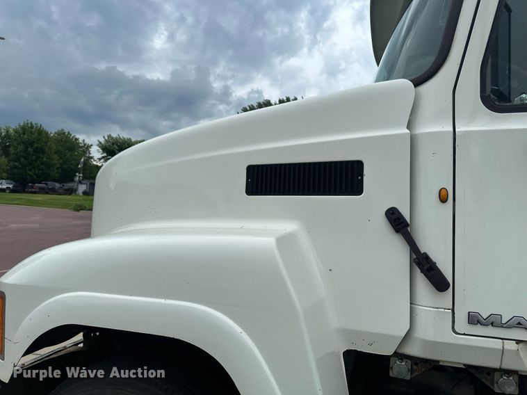 image for item EB2973 2012 Mack CHU613 semi truck