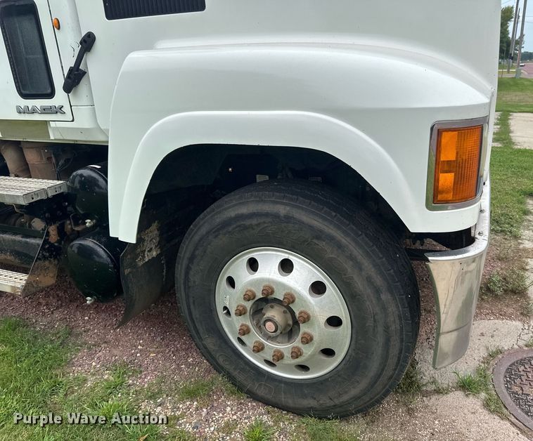 image for item EB2973 2012 Mack CHU613 semi truck