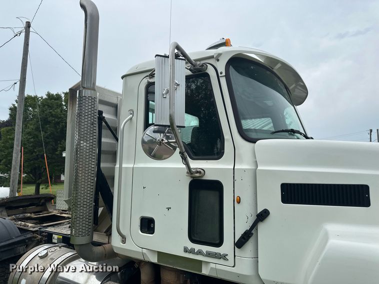 image for item EB2973 2012 Mack CHU613 semi truck