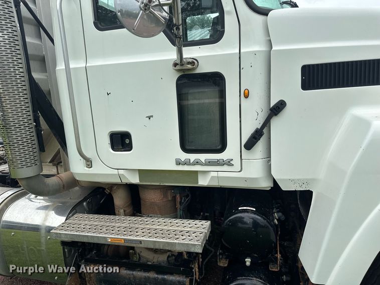 image for item EB2973 2012 Mack CHU613 semi truck