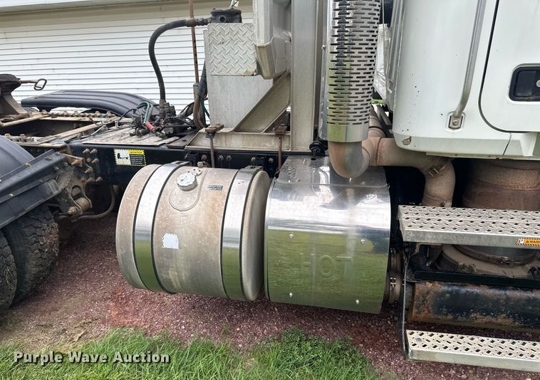 image for item EB2973 2012 Mack CHU613 semi truck