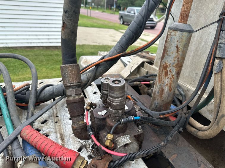 image for item EB2973 2012 Mack CHU613 semi truck