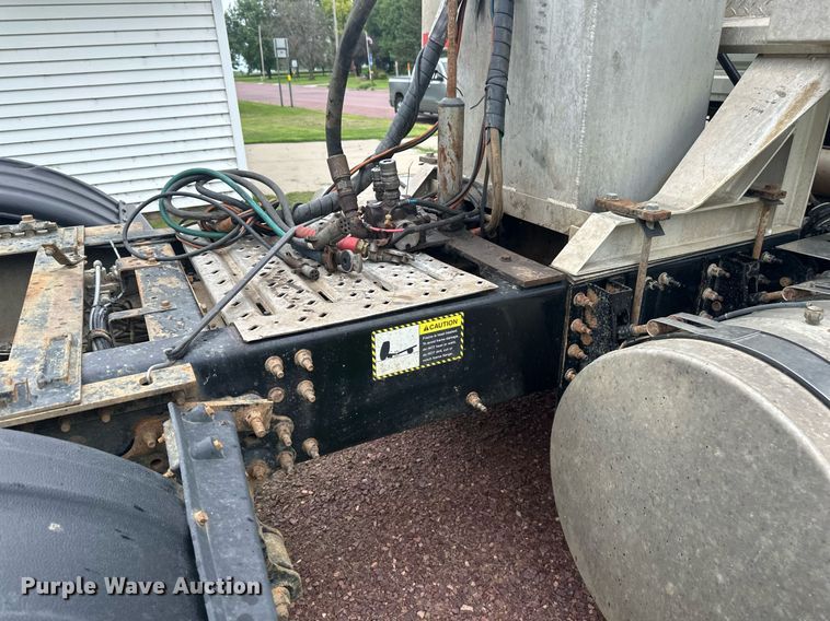 image for item EB2973 2012 Mack CHU613 semi truck