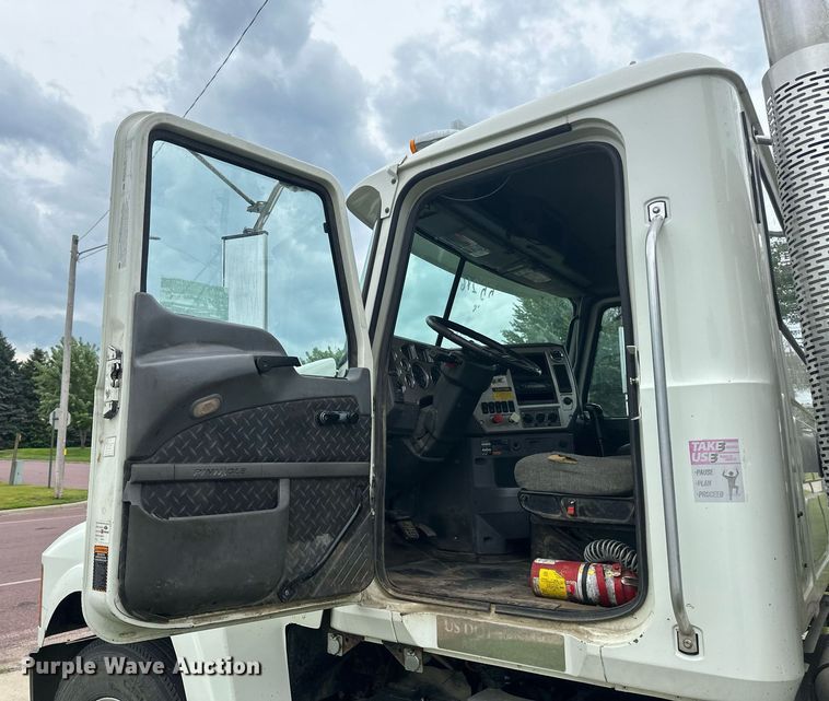 image for item EB2973 2012 Mack CHU613 semi truck