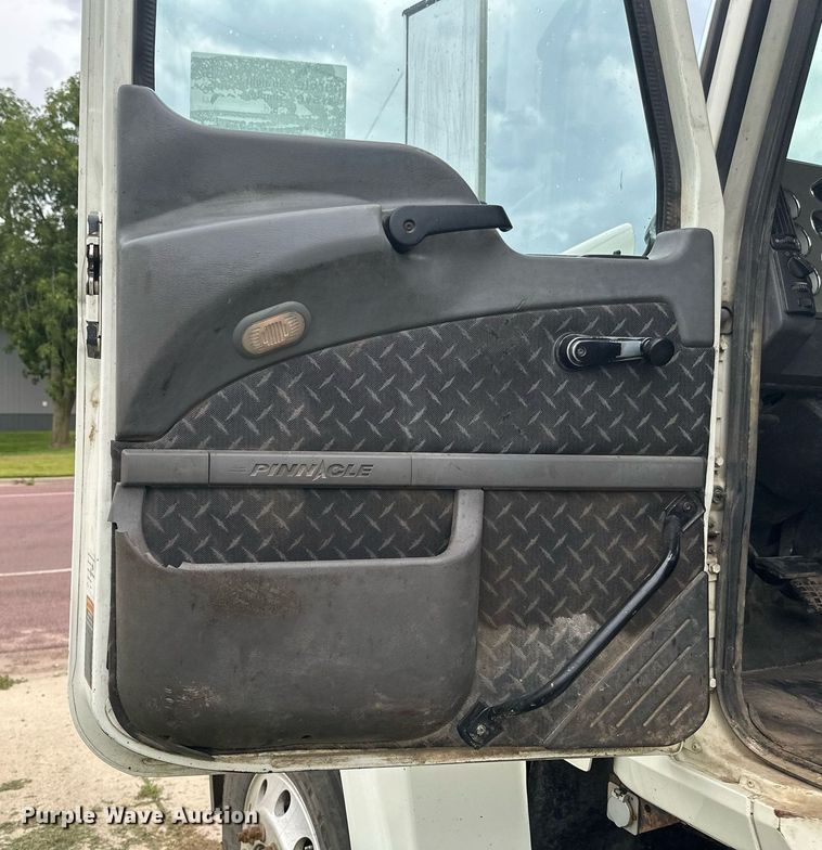 image for item EB2973 2012 Mack CHU613 semi truck