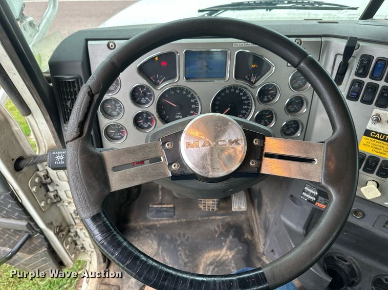 image for item EB2973 2012 Mack CHU613 semi truck