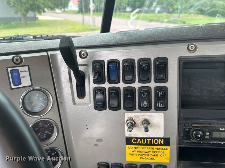 image for item EB2973 2012 Mack CHU613 semi truck