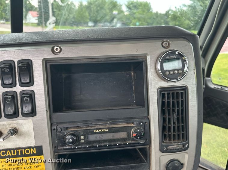 image for item EB2973 2012 Mack CHU613 semi truck