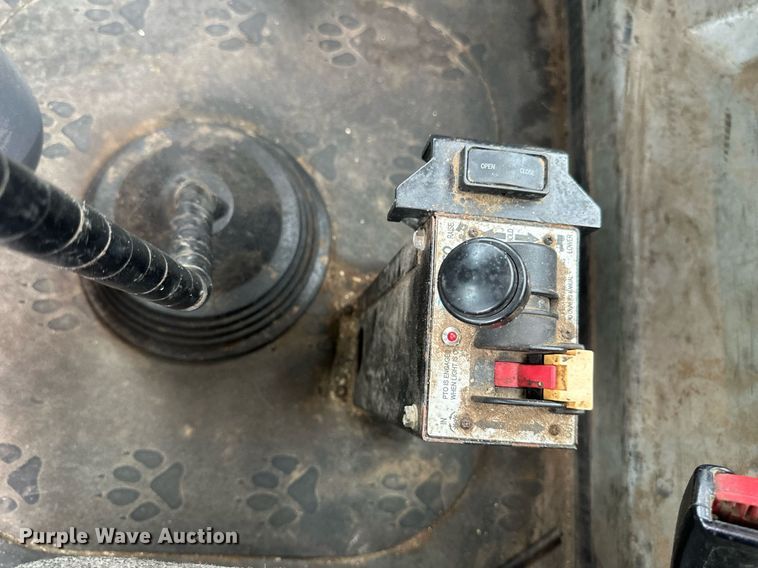 image for item EB2973 2012 Mack CHU613 semi truck