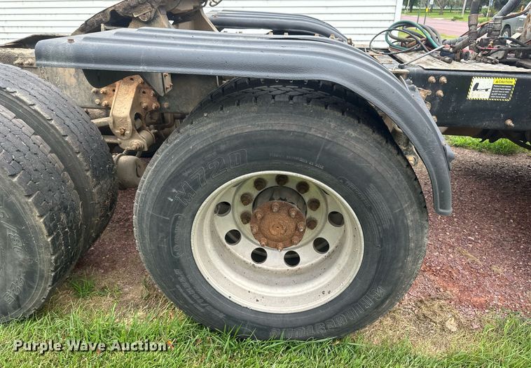 image for item EB2973 2012 Mack CHU613 semi truck