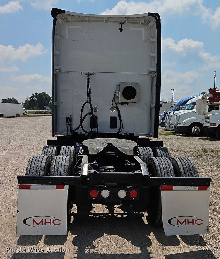 image for item EB8215 2018 Kenworth T680 semi truck