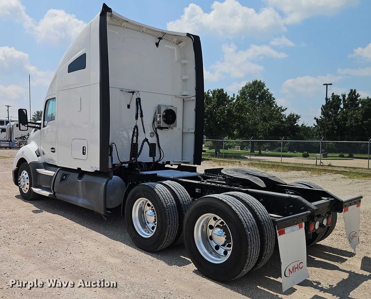image for item EB8215 2018 Kenworth T680 semi truck