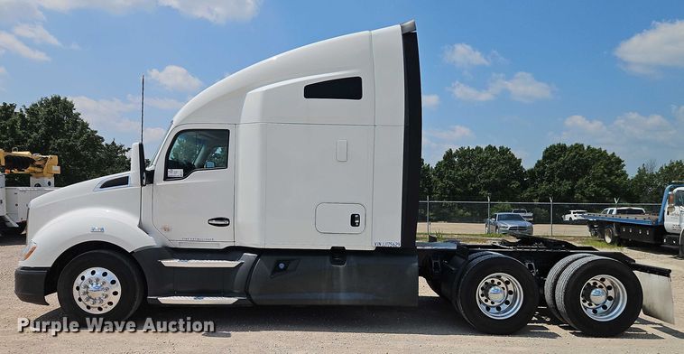 image for item EB8215 2018 Kenworth T680 semi truck