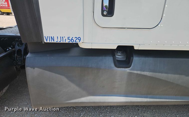 image for item EB8215 2018 Kenworth T680 semi truck