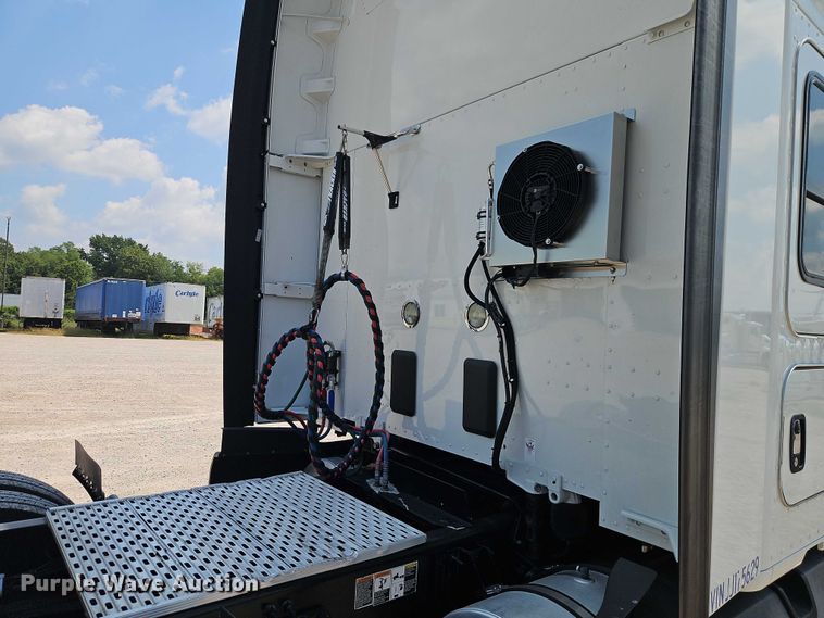 image for item EB8215 2018 Kenworth T680 semi truck