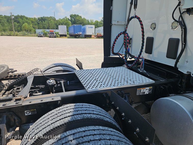 image for item EB8215 2018 Kenworth T680 semi truck