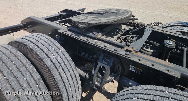 image for item EB8215 2018 Kenworth T680 semi truck