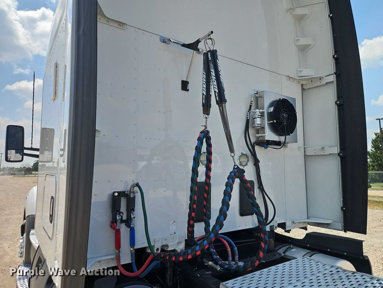 image for item EB8215 2018 Kenworth T680 semi truck