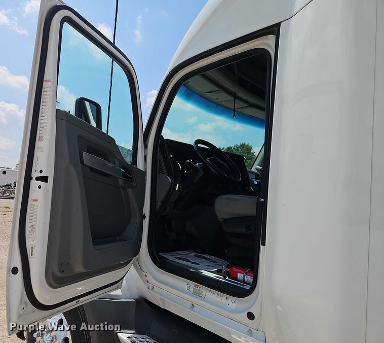 image for item EB8215 2018 Kenworth T680 semi truck