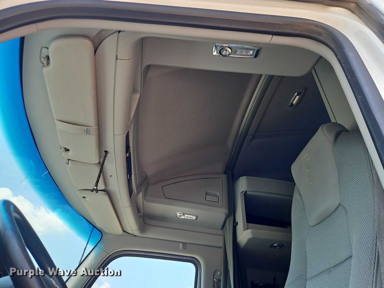 image for item EB8215 2018 Kenworth T680 semi truck