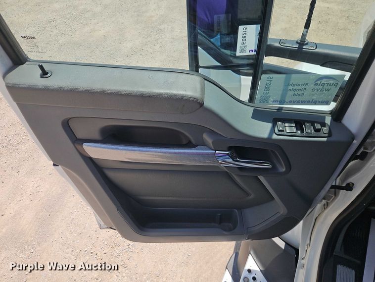 image for item EB8215 2018 Kenworth T680 semi truck