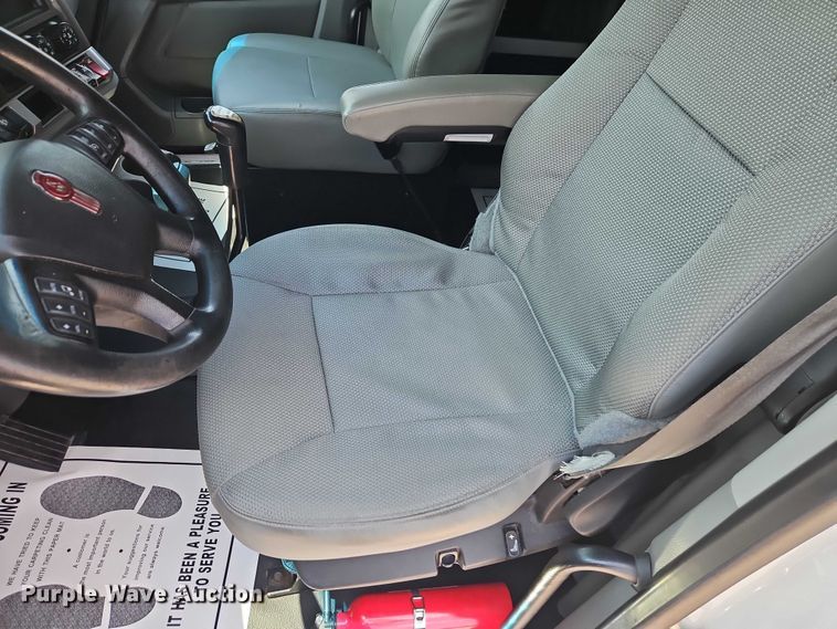 image for item EB8215 2018 Kenworth T680 semi truck