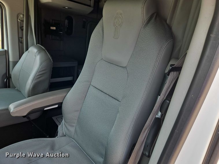 image for item EB8215 2018 Kenworth T680 semi truck