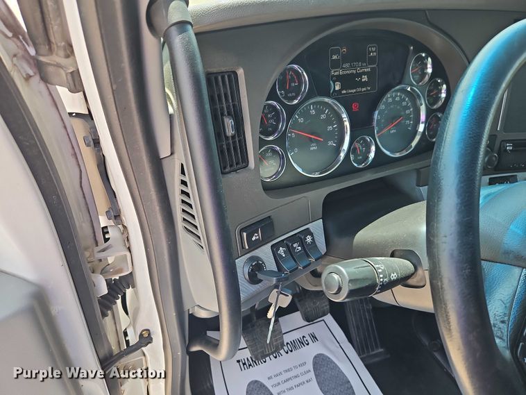 image for item EB8215 2018 Kenworth T680 semi truck