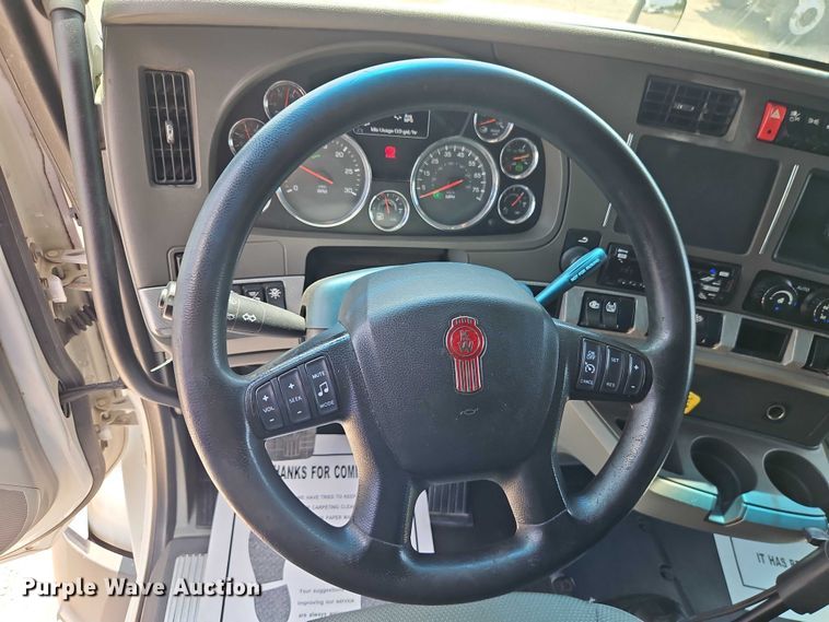 image for item EB8215 2018 Kenworth T680 semi truck