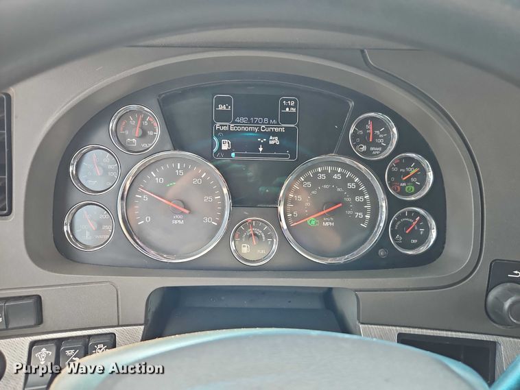 image for item EB8215 2018 Kenworth T680 semi truck