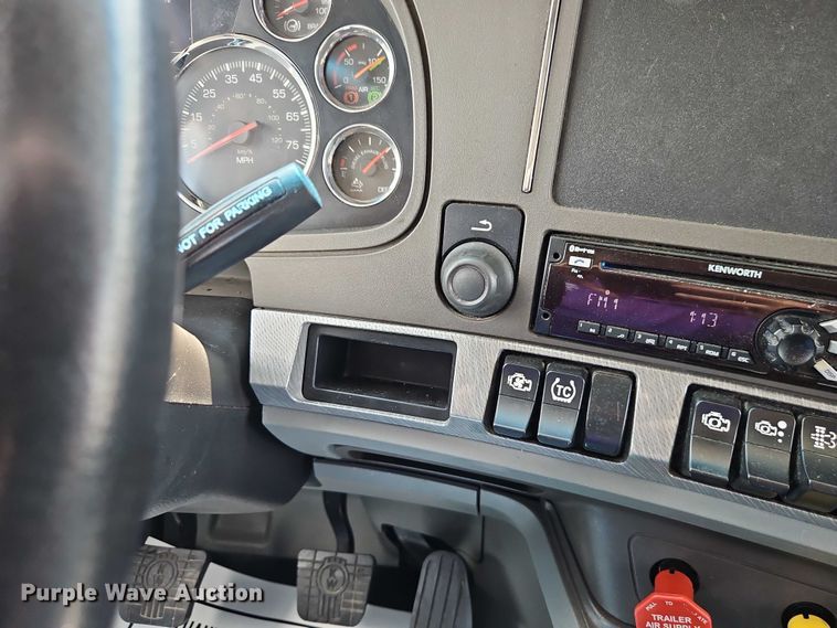 image for item EB8215 2018 Kenworth T680 semi truck