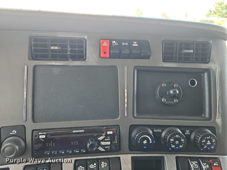 image for item EB8215 2018 Kenworth T680 semi truck