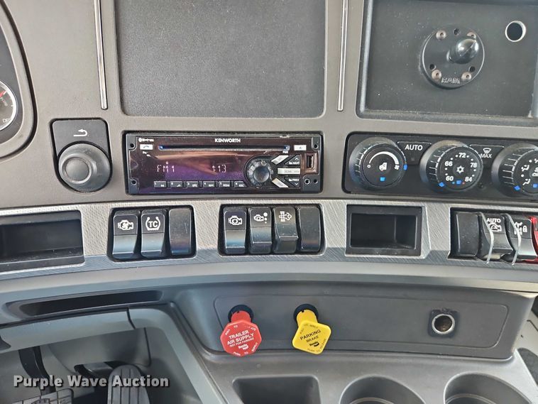 image for item EB8215 2018 Kenworth T680 semi truck