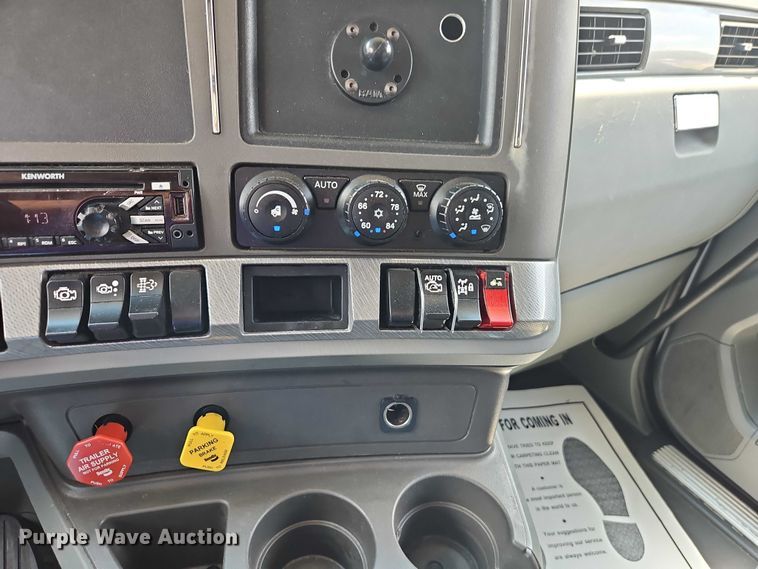 image for item EB8215 2018 Kenworth T680 semi truck