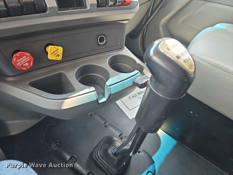 image for item EB8215 2018 Kenworth T680 semi truck