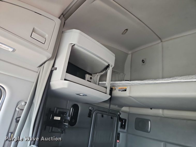 image for item EB8215 2018 Kenworth T680 semi truck