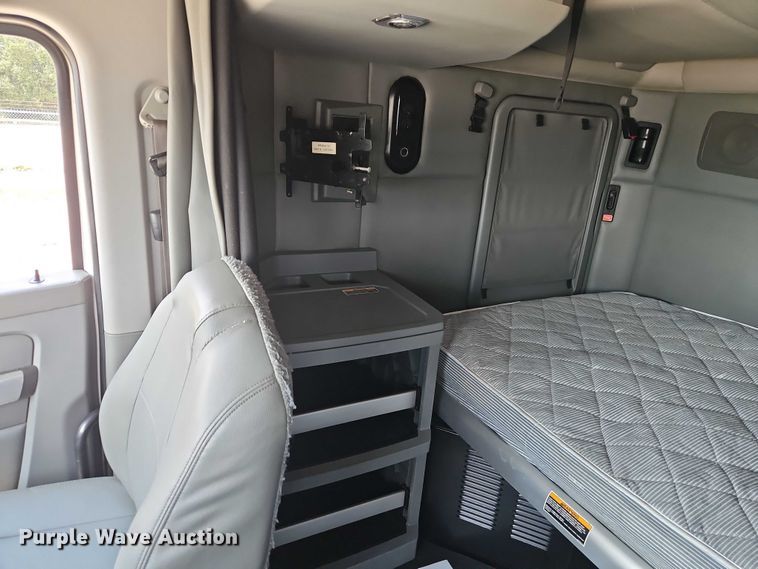 image for item EB8215 2018 Kenworth T680 semi truck