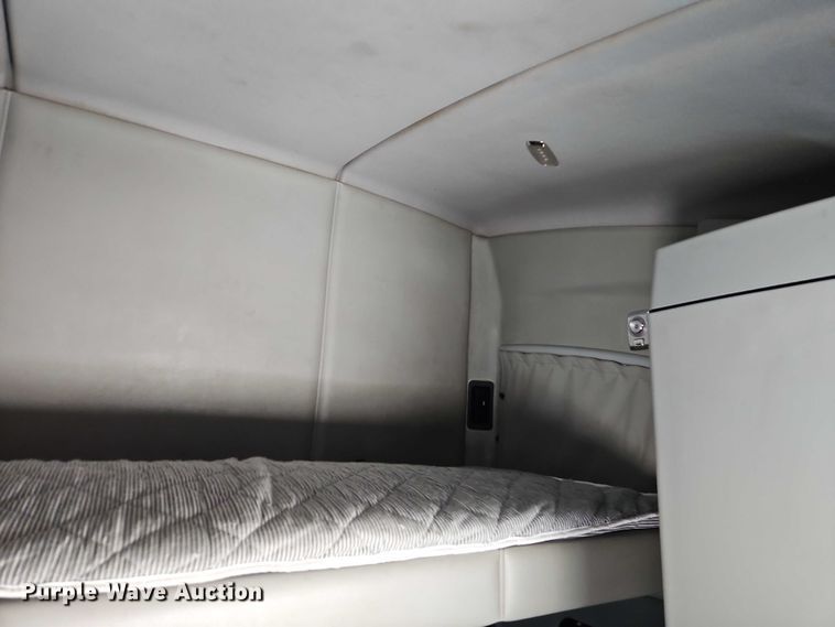 image for item EB8215 2018 Kenworth T680 semi truck