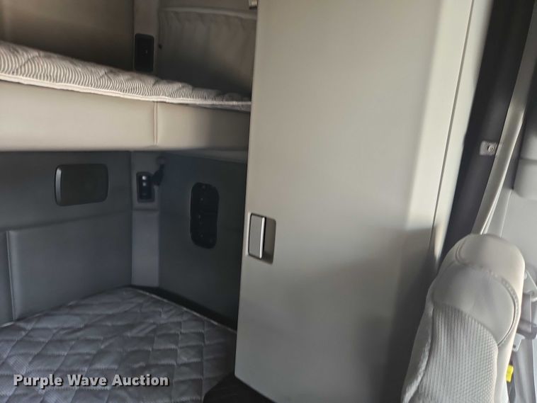 image for item EB8215 2018 Kenworth T680 semi truck