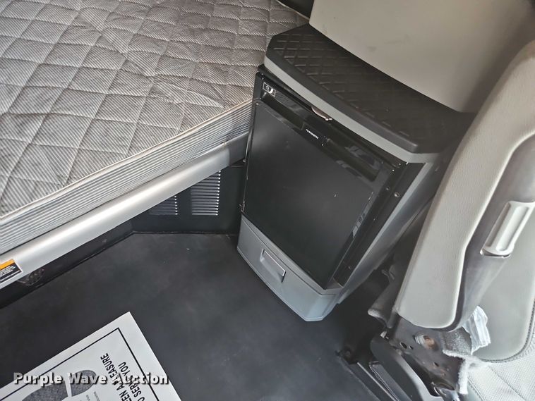 image for item EB8215 2018 Kenworth T680 semi truck