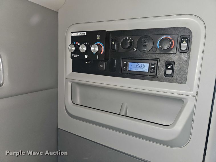 image for item EB8215 2018 Kenworth T680 semi truck