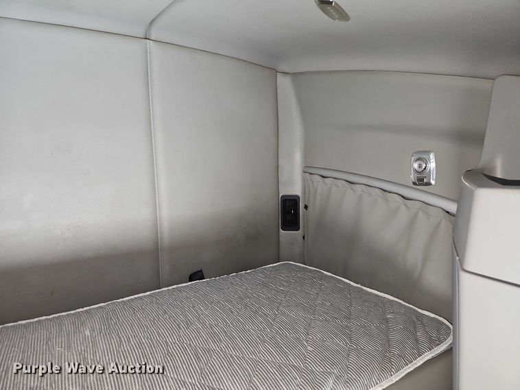 image for item EB8215 2018 Kenworth T680 semi truck