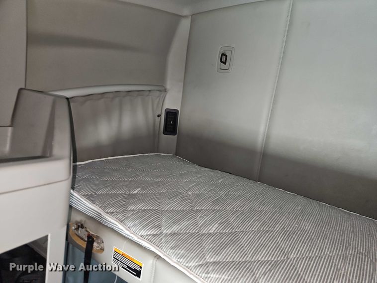 image for item EB8215 2018 Kenworth T680 semi truck